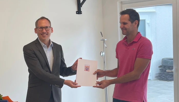 Staatsminister Kai Klose übergibt den Förderbescheid zum Aufbau digitaler Angebote an den 1. Vorsitzenden Steffen Schmidt