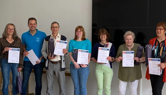Christina und Jürgen Zeinar, Anja Udersbach, Elke Popp-Debo, Elisabeth Zauner, Gerda Kauzmann und Petra Meckel wurden vom 1. Vorsitzenden Steffen Schmidt für ihre 25-jährige Vereinstreue geehrt