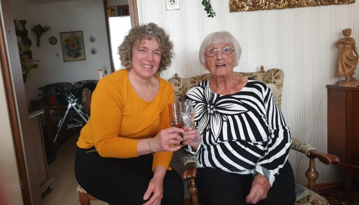 Erste Kassiererin Petra Meckel gratuliert Charlotte Birk zum 100. Geburtstag