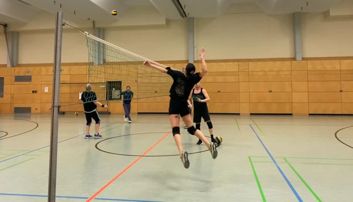 Volleyball-Spielende in Aktion
